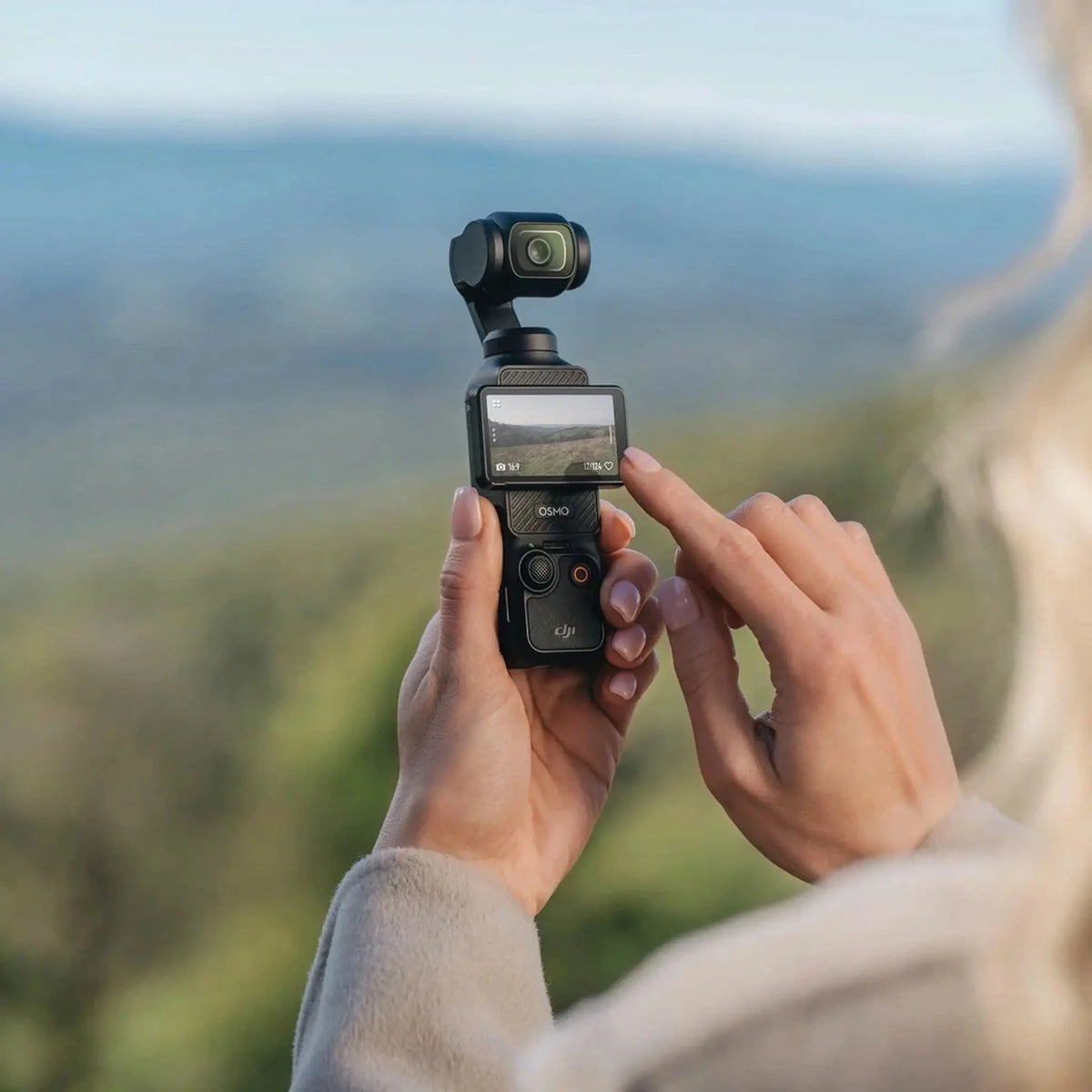 DJI Pocket 3 4K Vlogging Camera Stabilized Video w/ 128GB Samsung microSD